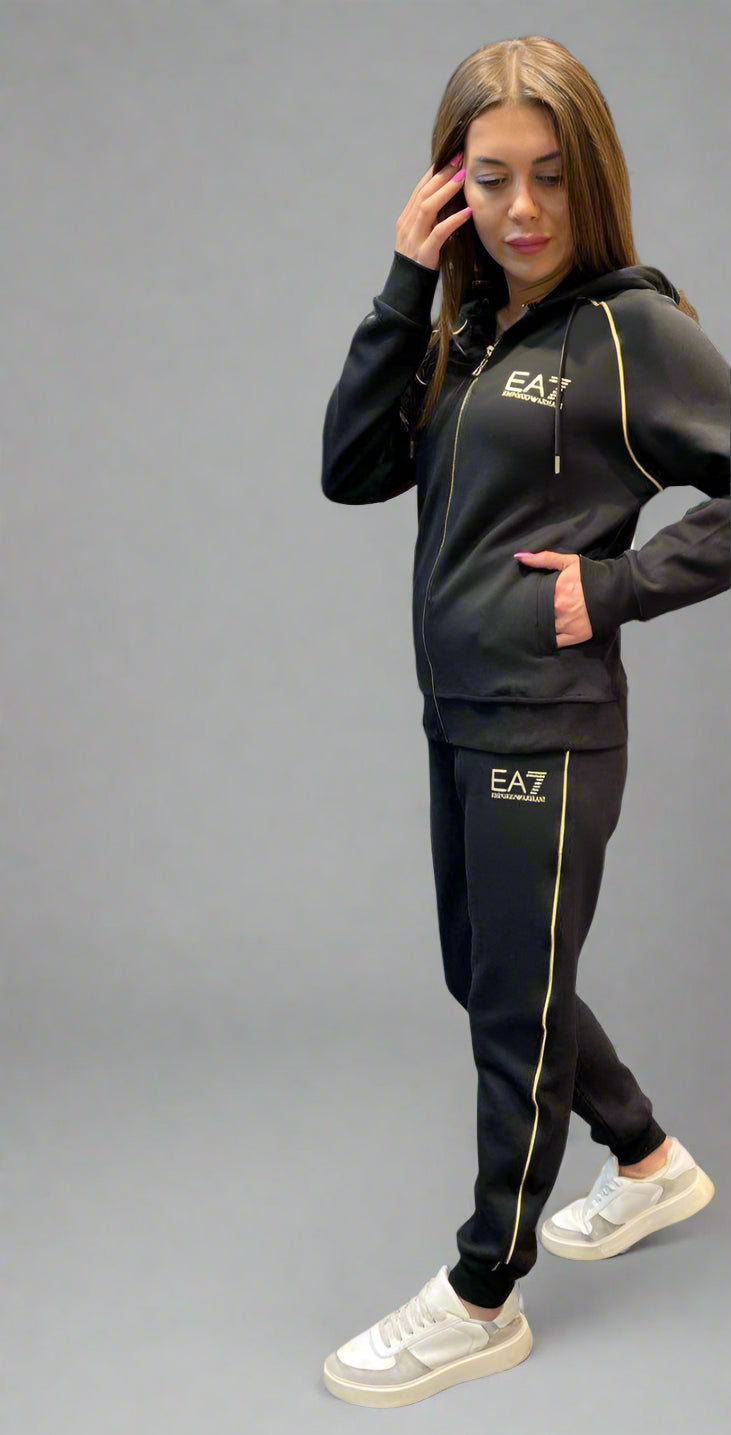 Set Trening EA7 Emporio Armani Damă – Negru cu Dungi Aurii
