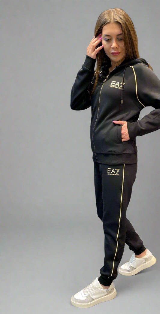 Set Trening EA7 Emporio Armani Damă – Negru cu Dungi Aurii